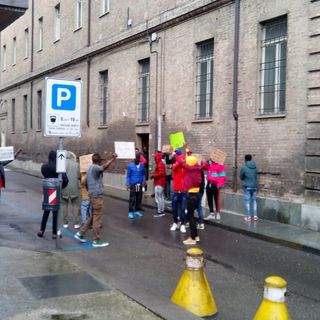 Piazza Catena bloccata per la protesta improvvisata di un gruppo di migranti [VIDEO]