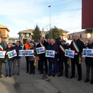 Asti-Cuneo, a Roreto di Cherasco è scattata la protesta dei sindaci