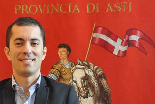 Il presidente Gabusi con alle sue spalle il gonfalone dell'Ente