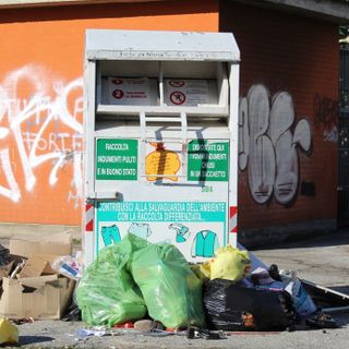 Le condizioni in cui versano i cassoni per la raccolta differenziata nel quartiere Praia (prima foto), via Lessona, via Roreto e via Fratelli Olivero (immagini a fine articoli)