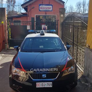 Una pattuglia dell'Arma davanti al negozio preso di mira