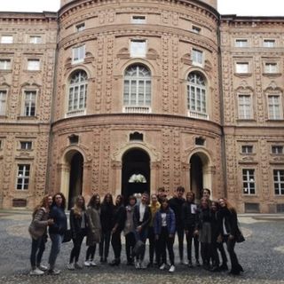 I rappresentanti delle classi IV EA, IV LA IV UA accompagnati dalle prof.sse Maurizia Branda e Germana Pozzo