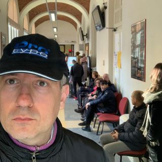 Un curioso 'selfie' del sindaco con alle spalle i cittadini in coda all'Anagrafe