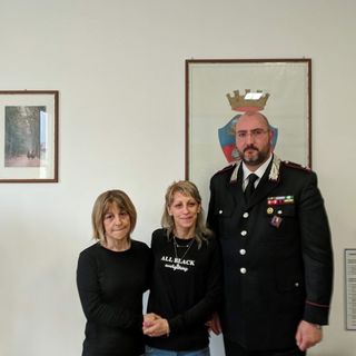 Il maggiore Repetto con Cinzia Riccio, vedova di Manuel Bacco, e la madre della donna
