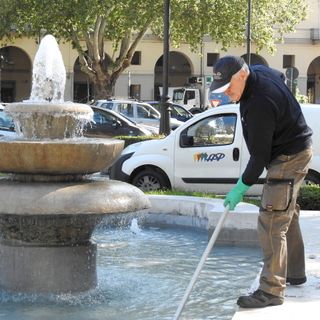 L'intervento di un operatore Asp alla fontana di piazza Alfieri