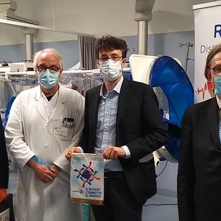 Consegnata al Cardinal Massaia di Asti una barella di biocontenimento donata dal Rotary