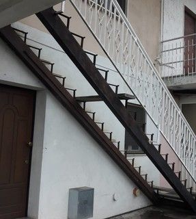 La scala di accesso all'abitazione, priva dei gradini dopo il furto del marmo