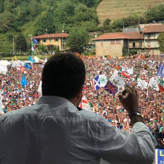 Il leader leghista Matteo Salvini ritratto di spalle durante il suo discorso al raduno di Pontida (foto tratta dalla pagina Facebook ufficiale del partito)
