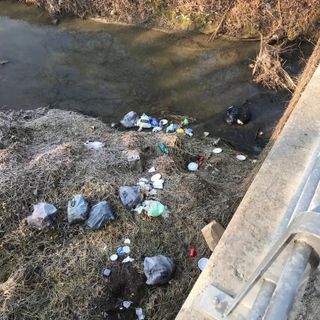 Nonostante il miglioramento dei servizi di raccolta, purtroppo non mancano episodi di inciviltà. Come quelli testimoniati da queste foto di rifiuti abbandonati lungo il Borbore
