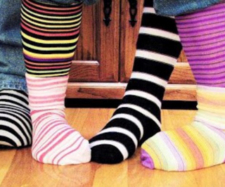 Calzini colorati diversi gli uni dagli altri