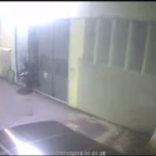 Due membri della banda ripresi da una telecamera di videosorveglianza (fermoimmagine tratto da filmato diffuso dai Carabinieri senesi)