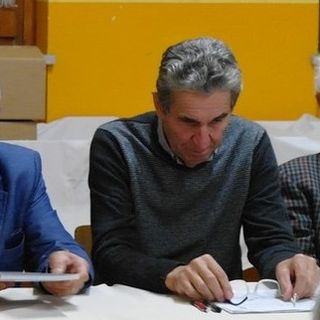 Solaro (ultimo a destra), ritratto con il coautore Fiorenzo Fausone (al centro) e con il sindaco di Costigliole d'Asti Giovanni Borriero nel corso della presentazione mottese del libro, risalente al novembre scorso