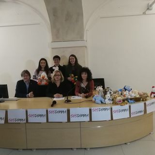 Gianluca Forno, Angela Motta, Laura Nosenzo con alcuni ragazzi della 3C