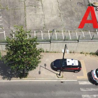 Mezzi di soccorso di fronte al palazzo teatro della vicenda