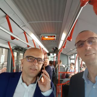 Selfie sul bus per l'assessore Berzano (a destra) e l'ing. Spriano