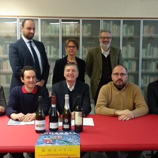 Foto di gruppo per i protagonisti della conferenza stampa. Seduti, da sinistra: Filippo Mobrici, il prof. Marco Novarese, il presidente di Astiss e della Fondazione ‘Asti Musei’ Mario Sacco, il sindaco Maurizio Rasero e Paolo Rognetta. Alle loro spalle (sempre da sinistra) Mauro Carbone, Roberta Favrin e Francesco Scalfari, direttore di Astiss