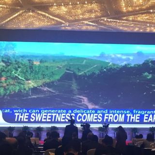 Un immagine della visita in Cina del sindaco Rasero, qui impegnato ad illustrare alla platea il nostro territorio