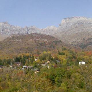 Veduta autunnale di Viozene d'Ormea (CN), punto di partenza della GTA - (Di Fabio281 di Wikipedia in italiano - Trasferito da it.wikipedia su Commons., CC BY-SA 3.0, https://commons.wikimedia.org/w/index.php?curid=6653908)