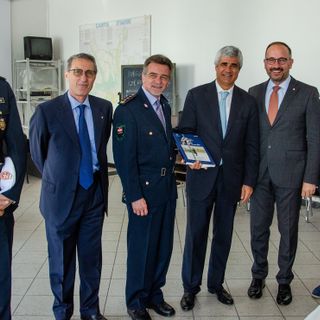 Il dott. Terribile ritratto tra il comandante Saracco e il sindaco Rasero. Alla sinistra di quest'ultimo, l'assessore Marco Bona