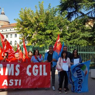 La manifestazione delle addette Manital di fronte al Tribunale di Asti