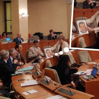 Referendum elettorale Lega, proteste in Consiglio Regionale. M5S dà a Cirio la maschera di Salvini:&quot;Vero volto del Presidente&quot; 