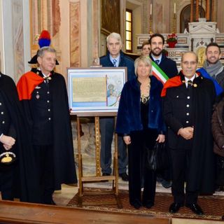 Nella foto, da sinistra: il comandante della Legione Carabinieri Piemonte e Valle d’Aosta Gen. B. Aldo Iacobelli; il comandante provinciale Ten. Col. Pier Antonio Breda; il Lgt. C.S. Davide Freda, comandante Stazione di Incisa Scapaccino. Alla destra del francobollo commemorativo il Gen. C.A. Gaetano Maruccia, Comandante interregionale Pastrengo