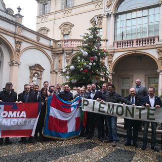 Il Piemonte dice sì all'autonomia differenziata come regalo di Natale: la Lega intona l'inno regionale