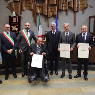 I neo cavalieri in posa con le autorità