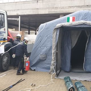 Emergenza coronavirus: in allestimento la tenda pneumatica di fronte all’ingresso del Pronto Soccorso