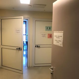 L'accesso alle stanze &quot;a pressione negativa&quot; del reparto Malattie Infettive del Massaia e nella foto a fine articolo una delle stanze