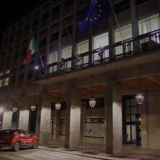 Nell'immagine (MerfePhoto), luci accese negli uffici della prefettura, dove si è svolta la riunione straordinaria terminata intorno alla mezzanotte