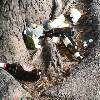 Storie di ordinario degrado urbano (anche) ai giardini pubblici di viale alla Vittoria [FOTOGALLERY]