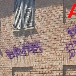 In questa e nelle foto successive alcuni dei graffiti tracciati sui muri