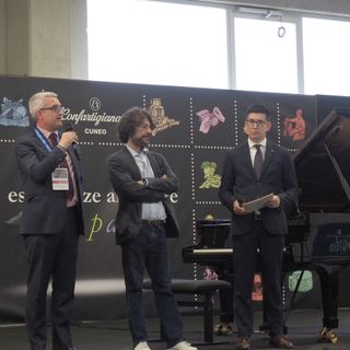 Laura Marzadori, primo violino del Teatro alla Scala di Milano e Chiara Opalio, pianista di fama internazionale, protagoniste nel primo appuntamento delle “Esperienze Artigiane sul Palco” di Confartigianato Cuneo Laura Marzadori, primo violino del Teatro alla Scala di Milano e Chiara Opalio, pianista di fama internazionale, protagoniste nel primo appuntamento delle “Esperienze Artigiane sul Palco” di Confartigianato Cuneo