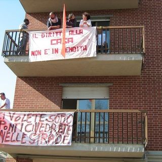 Immagine di una precedente manifestazione di protesta dei condomini dello stabile