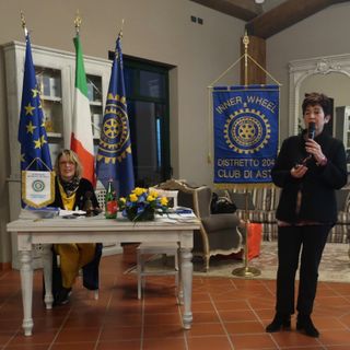 A destra la presidente dell’Inner Wheel di Asti Donatella Testa Gianuzzi e Patrizia Gentile Bergese Bogliolo PHF chairman del Comitato all’Espansione del Distretto 204 Italia dell’International Inner Wheel la relatrice della serata.