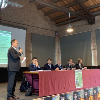 Il Tavolo dei relatori: da sinistra l’architetto Alessandro Boano organizzatore della giornata di studio, Roberto Cerrato direttore Sito UNESCO, Simone Nosenzo sindaco di Nizza Monferrato, Fabio Carosso vicepresidente della Regione Piemonte, Fabio Musso presidente Ordine degli Architetti di Asti, Massimiliano Fadin segretario Chapter Piemonte GBC Italia