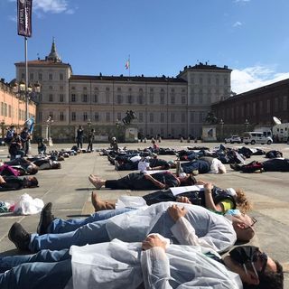 A Torino gli infermieri si incatenano davanti alla Regione: “Gli eroi sono stati dimenticati” [VIDEO e FOTO]