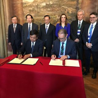 Al tavolo. da sinistra:  Yang Decong Capo dipartimento della Provincia dello Yunnan e Gianfranco Comaschi presidente Associazione per il Patrimonio dei Paesaggi Vitivinicoli di Langhe-Roero e Monferrato
