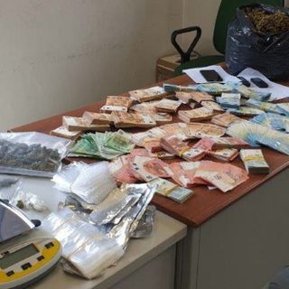 Lotta allo spaccio di stupefacenti: un arresto e ingenti sequestri di droga e denaro [VIDEO]