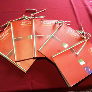 L’Amministrazione di Castelnuovo Belbo ha donato la Costituzione ai neo diciottenni