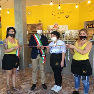 Taglio del nastro alla presenza del sindaco di Calosso, Pierfrancesco Migliardi