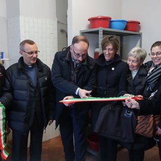 Donatella Testa Gianuzzi (presidente Inner Wheel), Mons. Vescovo Marco Pràstaro, il Sindaco Maurizio Rasero, Franca Giovanna Varvello (presidente Soroptimist), Marina Lanaro Saracco (presidente  Zonta) e l’Assessore Elisa Pietragalla e l’Assessore Mariangela Cotto al taglio del nastro.