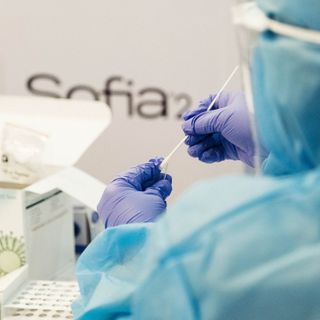 Infermiera con tampone covid tra le mani