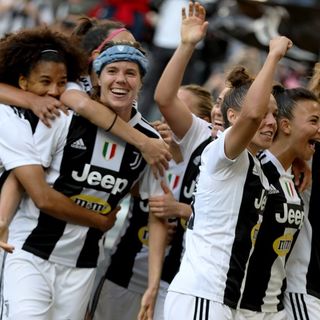 Le atlete bianconere in festa dopo lo scudetto