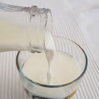Il latte, un compagno di vita, spesso demonizzato, che è invece, tracciato, controllato e ancora poco conosciuto