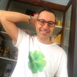 Luca Bianchini, con la maglietta del libro (foto facebook)