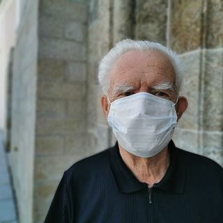 uomo anziano con la mascherina