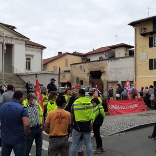 Un immagine della manifestazione sindacale della scorsa settimana di fronte al Municipio di Villanova d'Asti