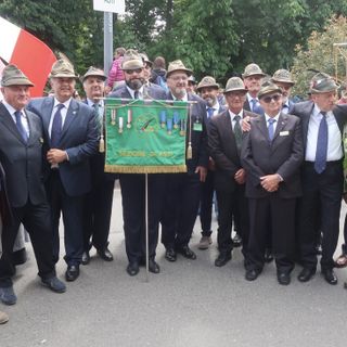 Il presidente della Sezione di Asti Fabrizio Pighin con il Vessillo di Asti ed alcuni componenti del suo Consiglio Direttivo alcuni minuti prima della sfilata